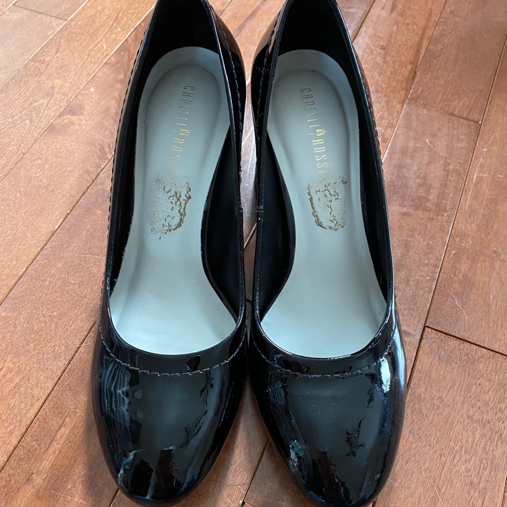 Black patent leather shoes with accent heel